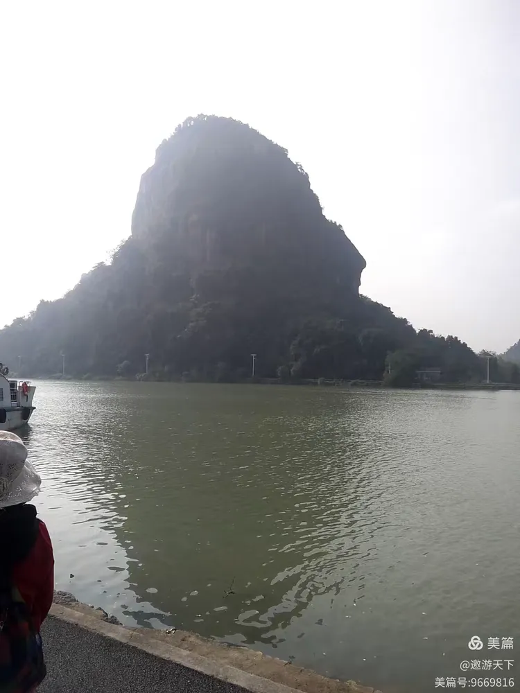 经过爬坡到达山项,欣赏美丽的丹霞之心,睡美人